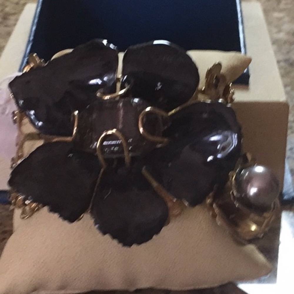⬇️Gold bracelet with blk lrg centre flower& small
